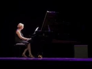 Elvira Mineeva au piano, sur scène